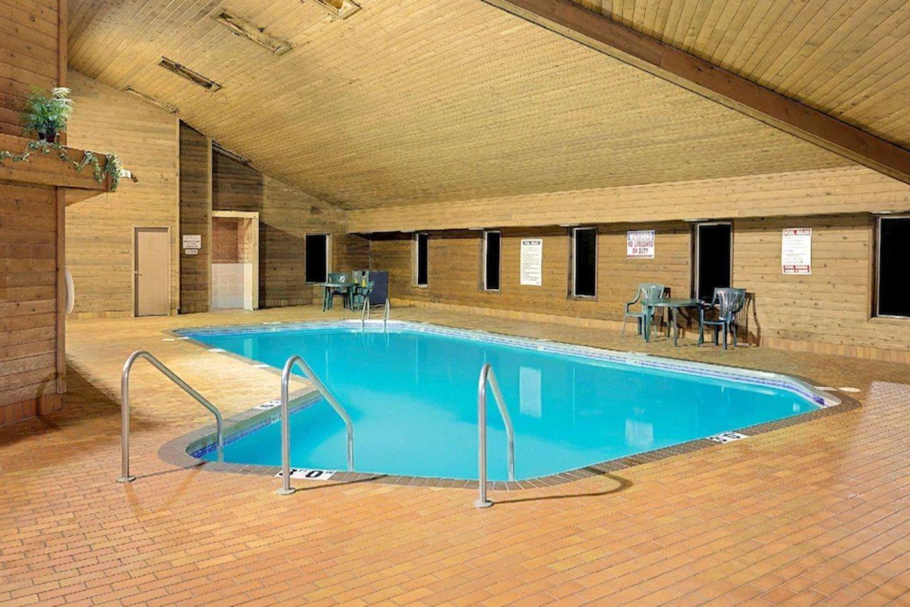 Super 8 By Wyndham Sturgeon Bay Hotel Luaran gambar