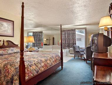 Super 8 By Wyndham Sturgeon Bay Hotel Bilik gambar